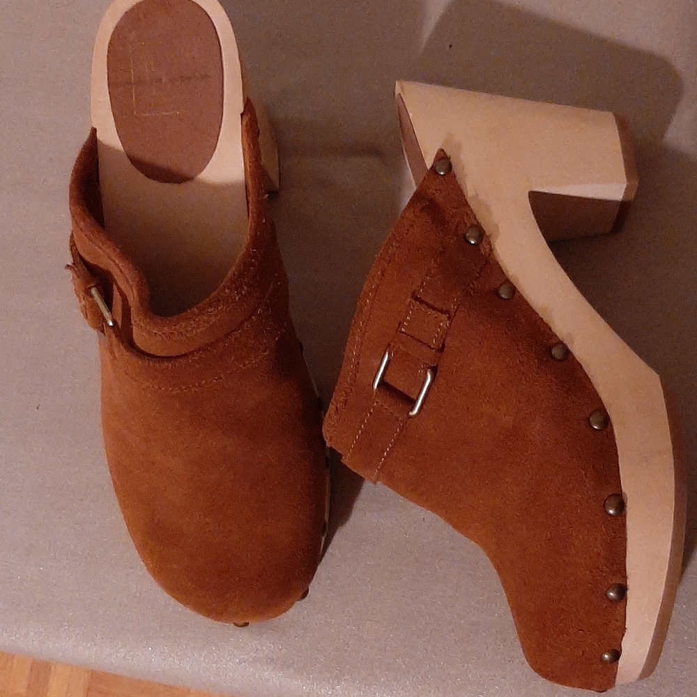 Heels - Picture 2 of 4